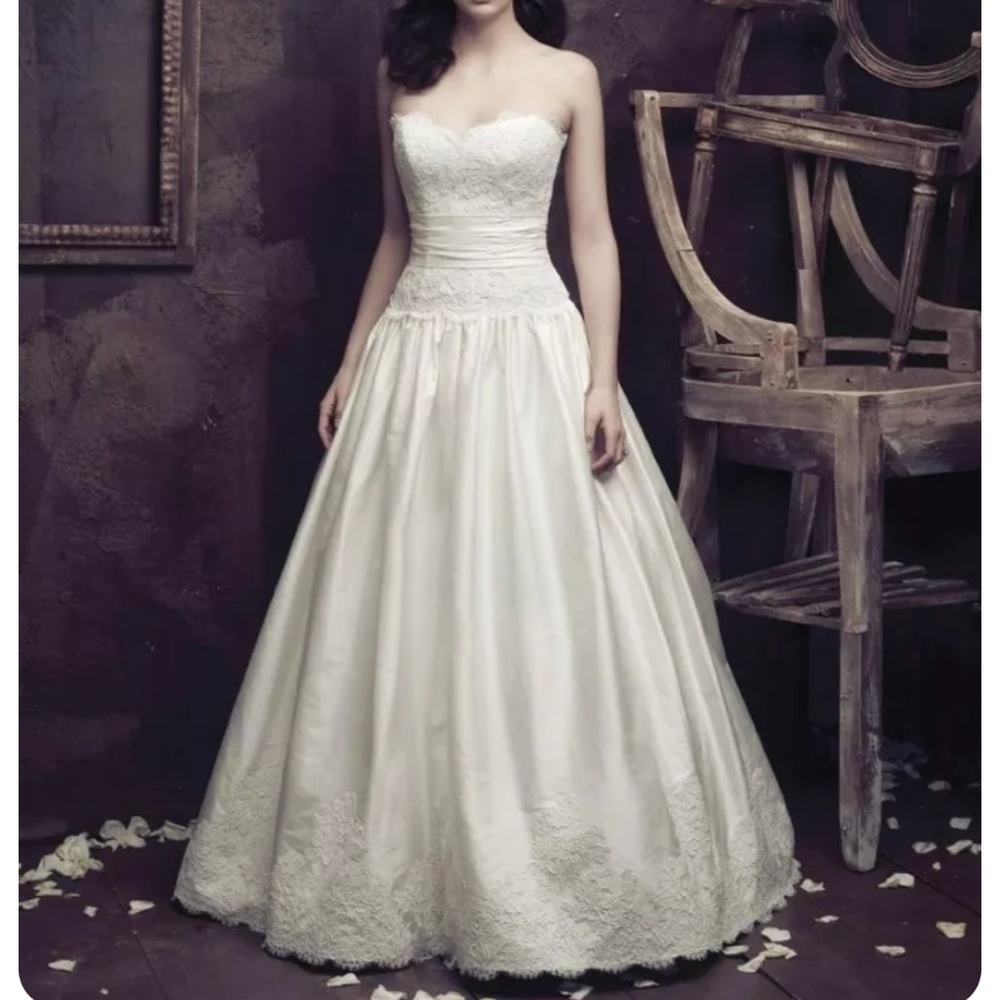 BRAND NEW Paloma Blanca 4015 Wedding Dress size 8 in original box from designer